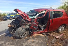 Pessoa fica ferida em batida entre caminhão dos Correios e carro em Marechal Deodoro