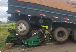 Carroceria de caminhão se solta durante viagem e esmaga cabine com motorista no Paraná; homem sobreviveu