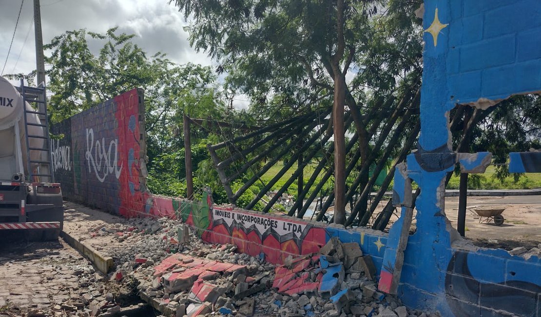 Parte de muro de condomínio em Arapiraca cai e atinge braço de ajudante de pedreiro, que fica ferido