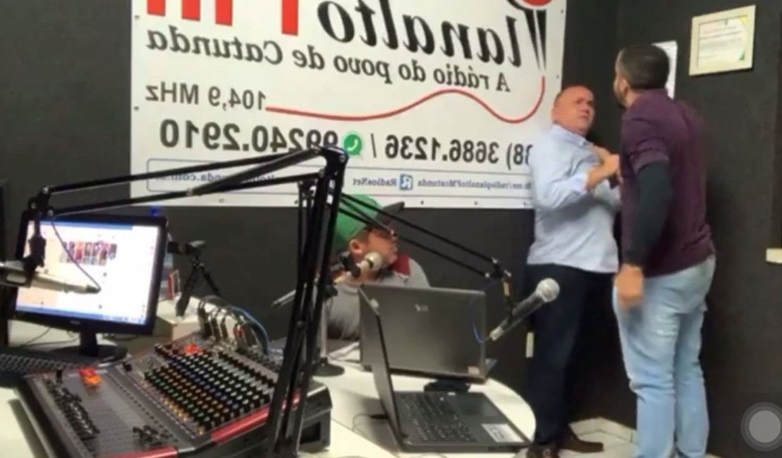 Vereador agride advogado durante programa de rádio ao vivo
