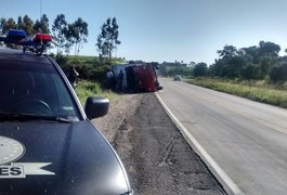 Carreta tomba na BR 101 e populares tentam saquear carga, em São Miguel dos Campos