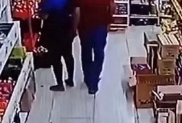 Homem importuna mulher em supermercado e é preso