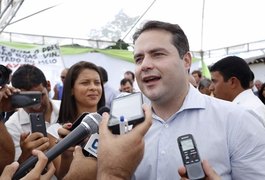 Antecipação de salário só foi possível com grande esforço, esclarece Renan Filho