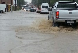 Chuva forte provoca alagamentos em várias ruas de Arapiraca