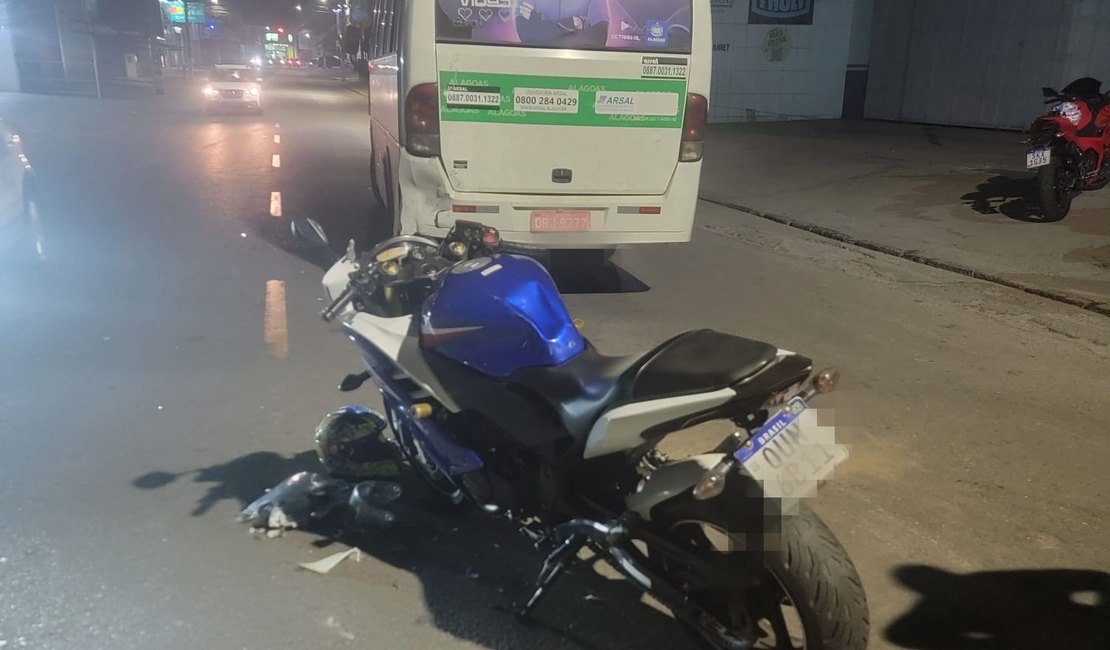 Colisão entre motocicleta e micro-ônibus deixa motociclista ferido, em Arapiraca