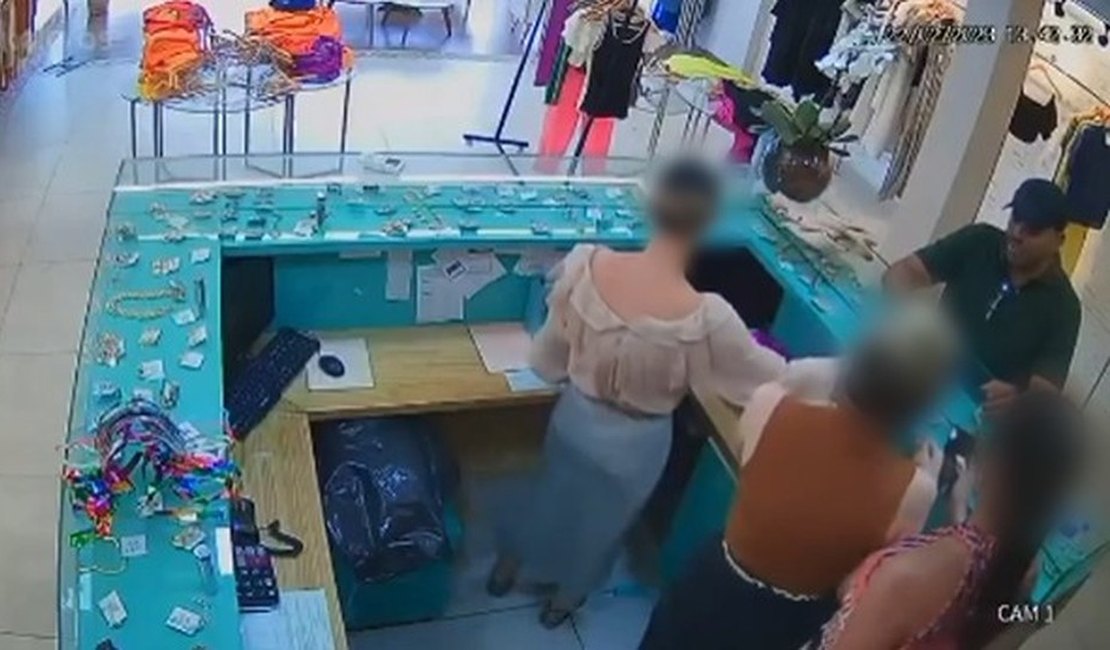 Criminoso armado rende mulheres e rouba dinheiro, celulares e carro em loja na capital alagoana