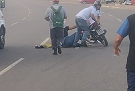 Mulheres sofrem queda de moto enquanto observavam acidente com carro na AL-110