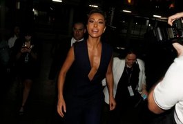 Sabrina Sato usa decote e adesivo nos seios na SPFW: 'Água quente para tirar'