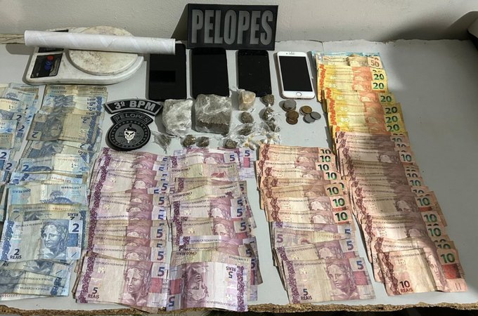 Mulher é presa em flagrante e PM apreende quantia em dinheiro e drogas no Manoel Teles