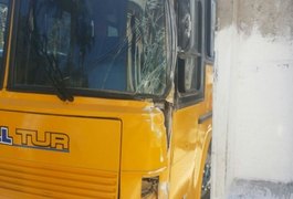 Ônibus que transportava alunos se envolve em acidente na capital