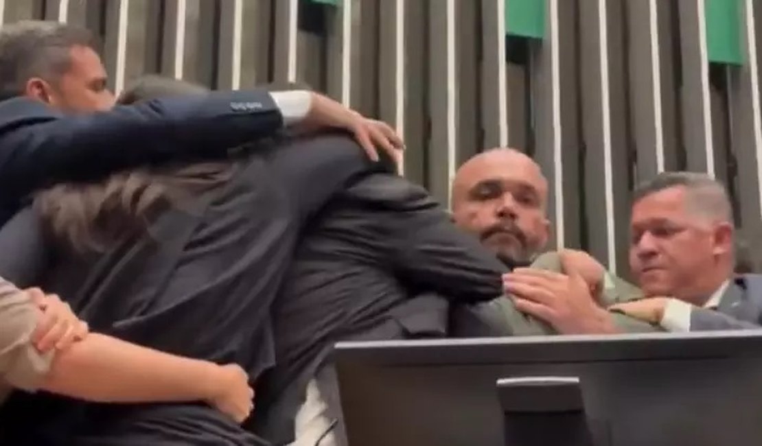 Glauber Braga é retirado à força da Câmara após ocupar cadeira da presidência e diz que ação foi 'violenta'