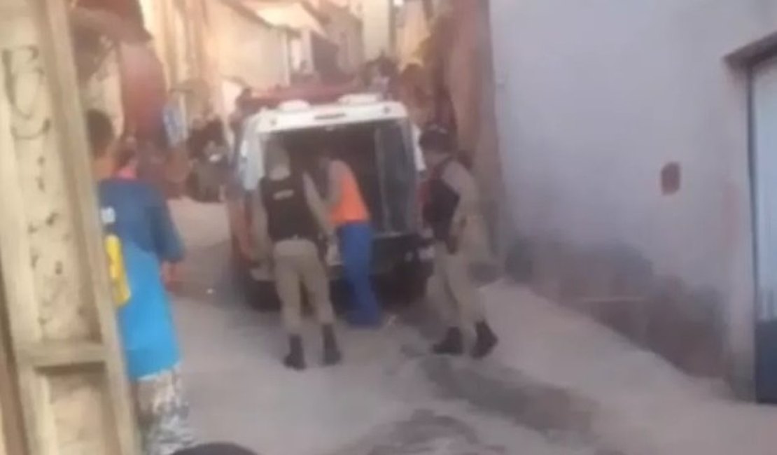 Gêmeos morrem esmagados por queda de fogão; bebês estavam sozinhos em casa