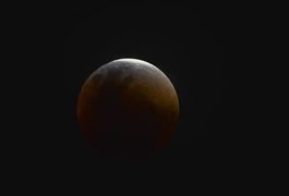 Eclipse parcial da Lua acontece hoje; veja como assistir pela internet