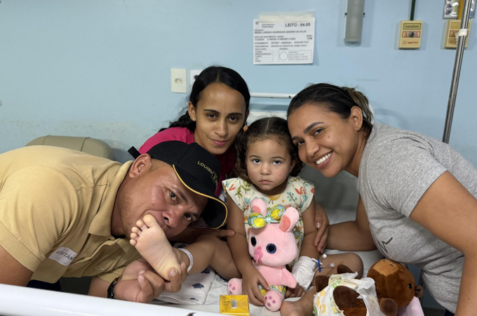 Após quase um mês internada, criança vítima de acidente com romeiros recebe alta do HGE