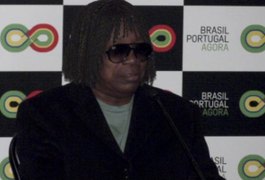 Cantor Milton Nascimento recebe alta do Instituto do Coração