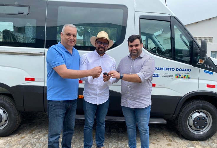 Alfredo Gaspar entrega emendas de R$ 557 mil na forma de duas vans para Instituto em Pão de Açúcar e Cooperativa Rural de Matriz de Camaragibe