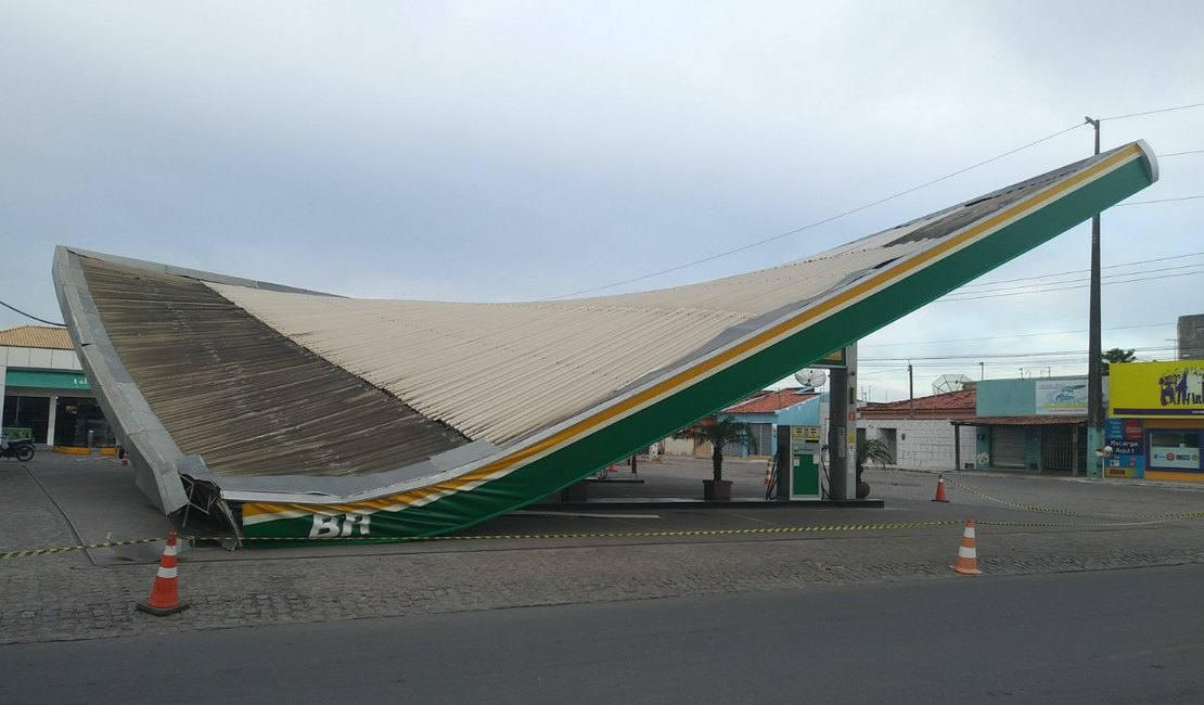 Vídeo. Motorista perde controle da direção e derruba estrutura de Posto de Combustível, em Arapiraca