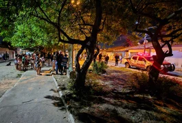 Homem sentado em banco de praça é baleado em Arapiraca