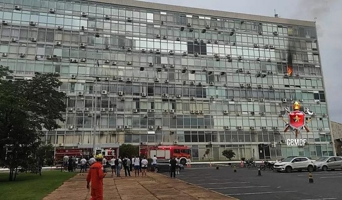 Incêndio atinge prédio do Ministério da Defesa; não houve vítimas