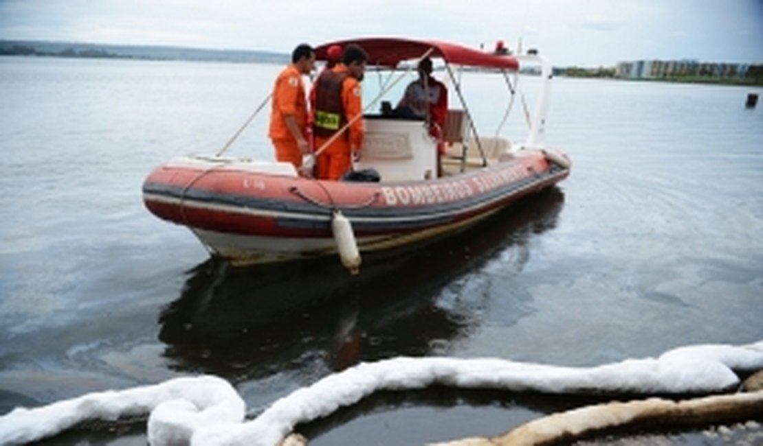 Óleo contaminou fundo do Lago Paranoá, diz Corpo de Bombeiros