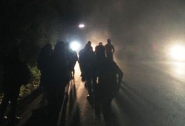 Ônibus tem princípio de incêndio e estudantes pulam janelas para sair do veículo na BR-104