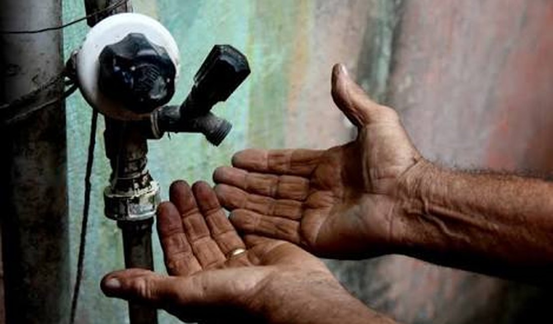 Vazamento em adutora deixa abastecimento da parte alta de Arapiraca deficiente