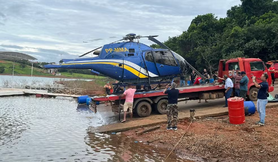 Helicóptero que caiu em Capitólio é retirado da água