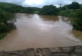 Rio Jacuípe corre risco de transbordar nas próximas horas e água pode invadir residências, alerta Semarh