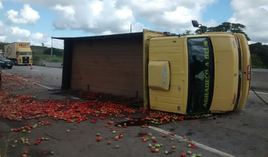 Caminhão que seguia para Arapiraca tomba e carga é saqueada, na BR-101