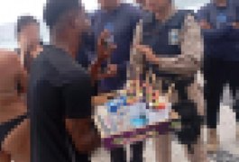 Ambulante é preso após tentar vender dois copos de açaí por R$ 7 mil para turistas no RJ