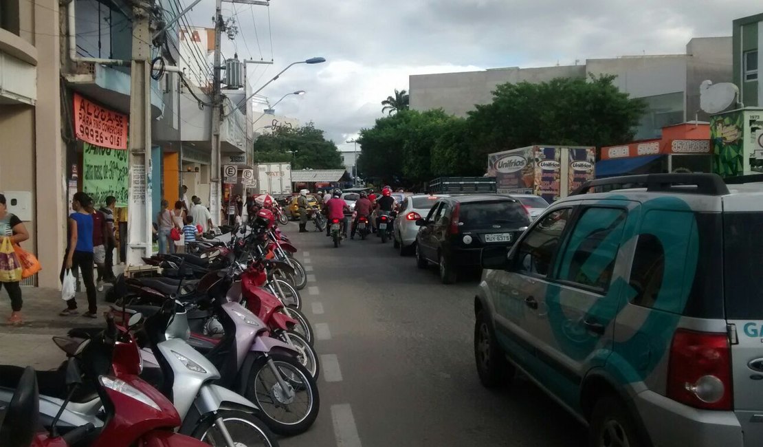 Colisão envolvendo caminhão e carro de passeio deixa trânsito lento no centro de Arapiraca