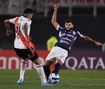 Conmebol pune River por atos racistas contra torcida do Fortaleza