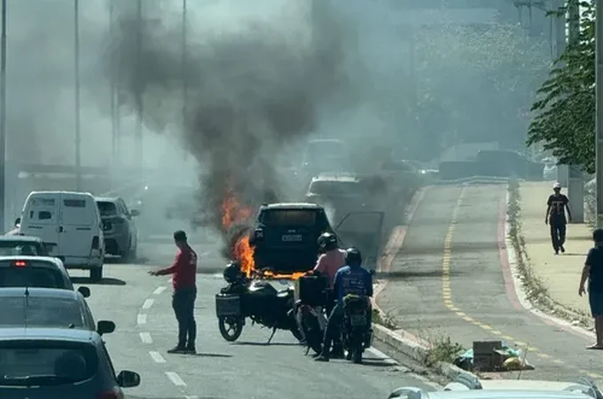 Carro pega fogo na Avenida Josefa de Melo, em Maceió, e Bombeiros são acionados