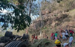 Imagens mostram acidente grave de ônibus que caiu de ribanceira na Serra da Barriga