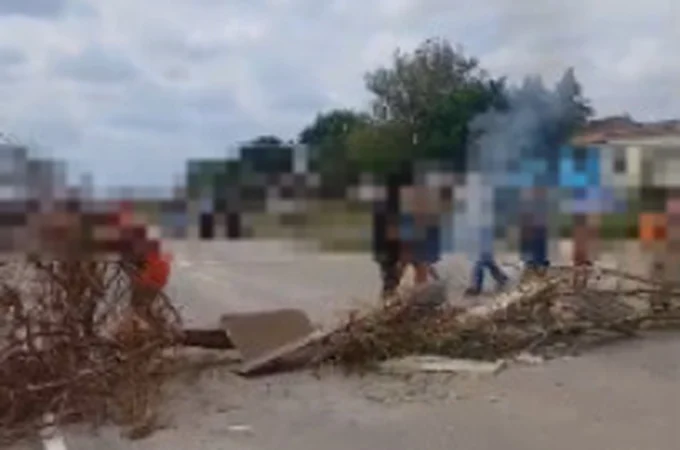 Moradores sem energia elétrica há quase uma semana fecham rodovia em Campo Grande