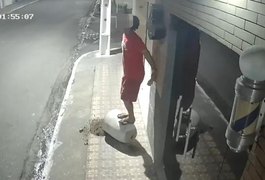 VÍDEO: Ladrão furta câmeras de monitoramento de barbearia no bairro Brasília