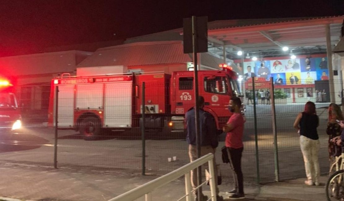 Teto da sede da TV Record desaba e deixa feridos, no Rio de Janeiro