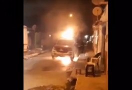 Fogo em viatura da PM atinge fiação elétrica de rua e deixa casas sem energia