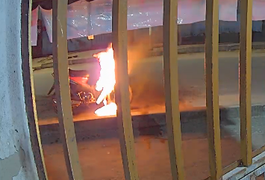 Câmera registra momento em que motocicleta pega fogo no bairro Batingas