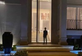 Tamanho da porta de mansão de Rodrigo Faro vira meme na web