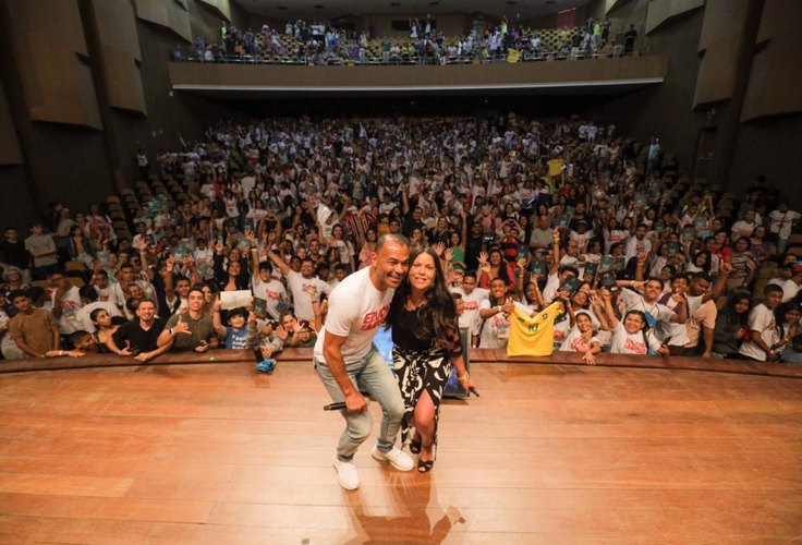 Cafu inspira alunos do município em palestra no encerramento da 10ª Bienal do Livro