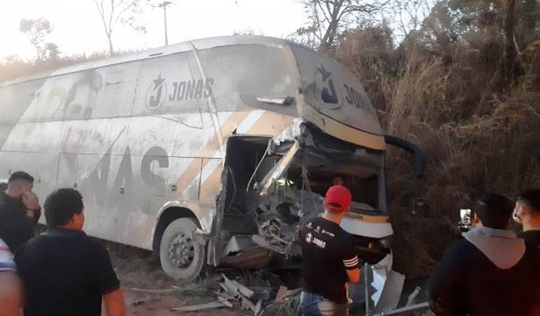 Vídeo: Acidente com ônibus de Jonas Esticado deixa três feridos na BR-226, no Maranhão