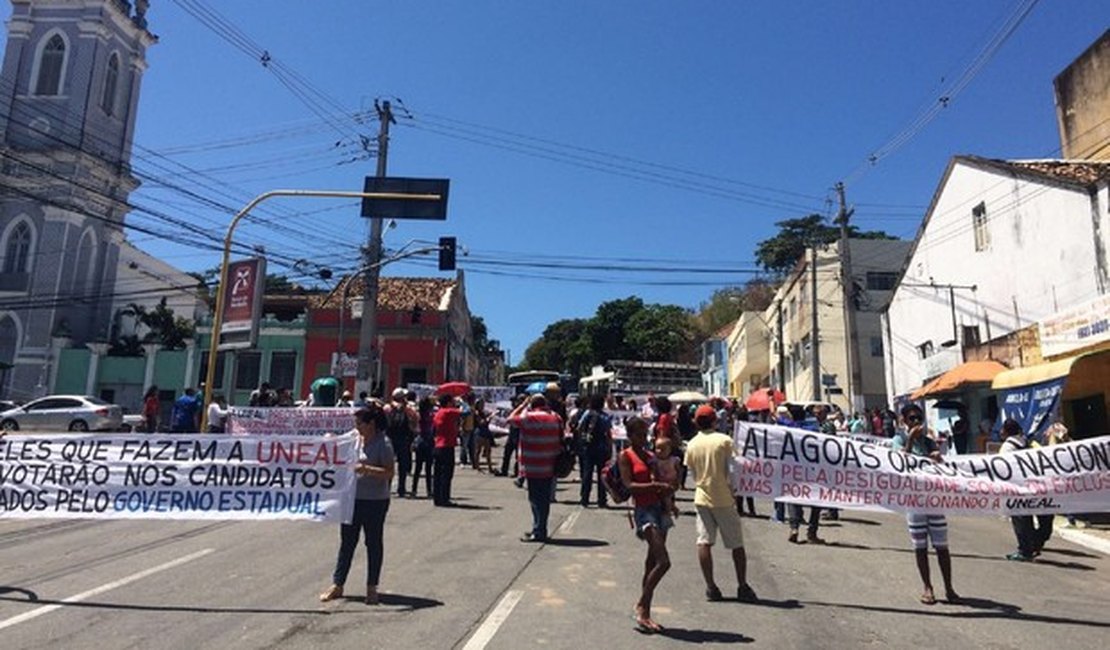 Professores e técnicos da Uneal entram em greve e protestam na capital
