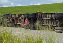VÍDEO: Carreta com caixas de cerâmica tomba na BR-101 e motorista fica ferido, em Joaquim Gomes