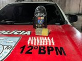 PM leva adolescente à delegacia após ocorrência de abandono de incapaz e apreensão de drogas, em Maceió