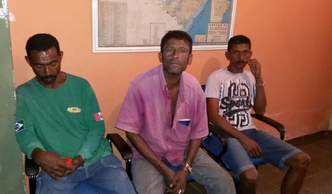 Polícia prende homens com sete espingardas e moto roubada