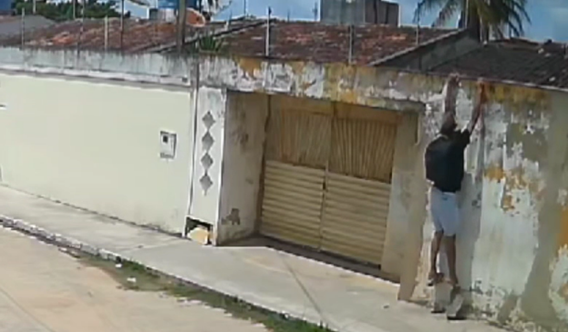 VÍDEO: Filmagem flagra homem pulando muro de residência e furtando TV em Arapiraca