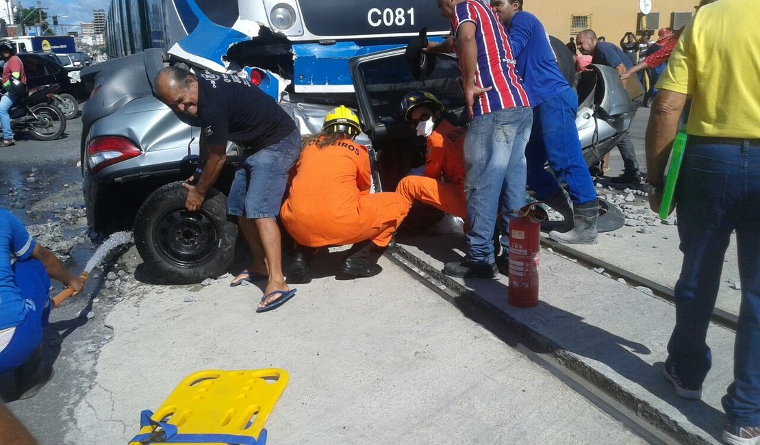 Morre segunda vítima de colisão entre carro e VLT