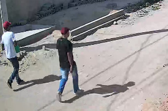 Homem e criança são deixados a pé e assaltantes fogem com moto em Arapiraca: 'Mão na cabeça, é polícia'