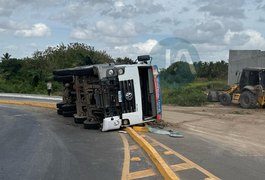 Caçamba carregada de entulho tomba no viaduto da AL-110, em Arapiraca